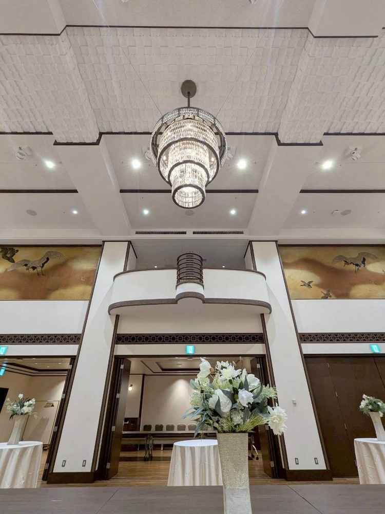 天井の高さと入り口背面の絵画が印象的な披露宴会場。