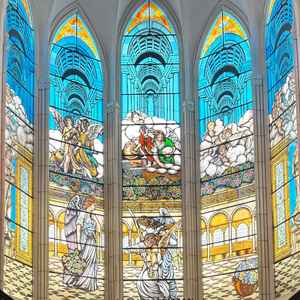 大聖堂にあるステンドグラスは、LEDによって照らされるため、均一に光がまわりキレイに見えました。