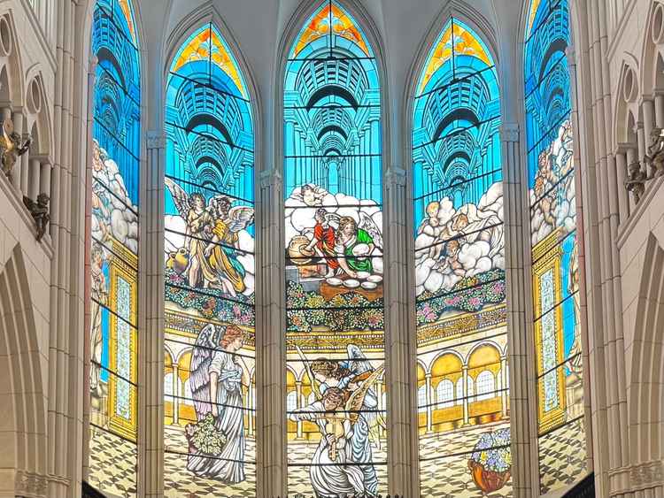大聖堂にあるステンドグラスは、LEDによって照らされるため、均一に光がまわりキレイに見えました。