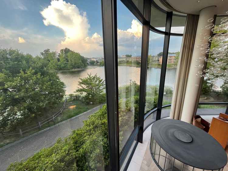 広いほうの披露宴会場の階段から見える景色です。カーテンを閉じるのも可能とのこと。