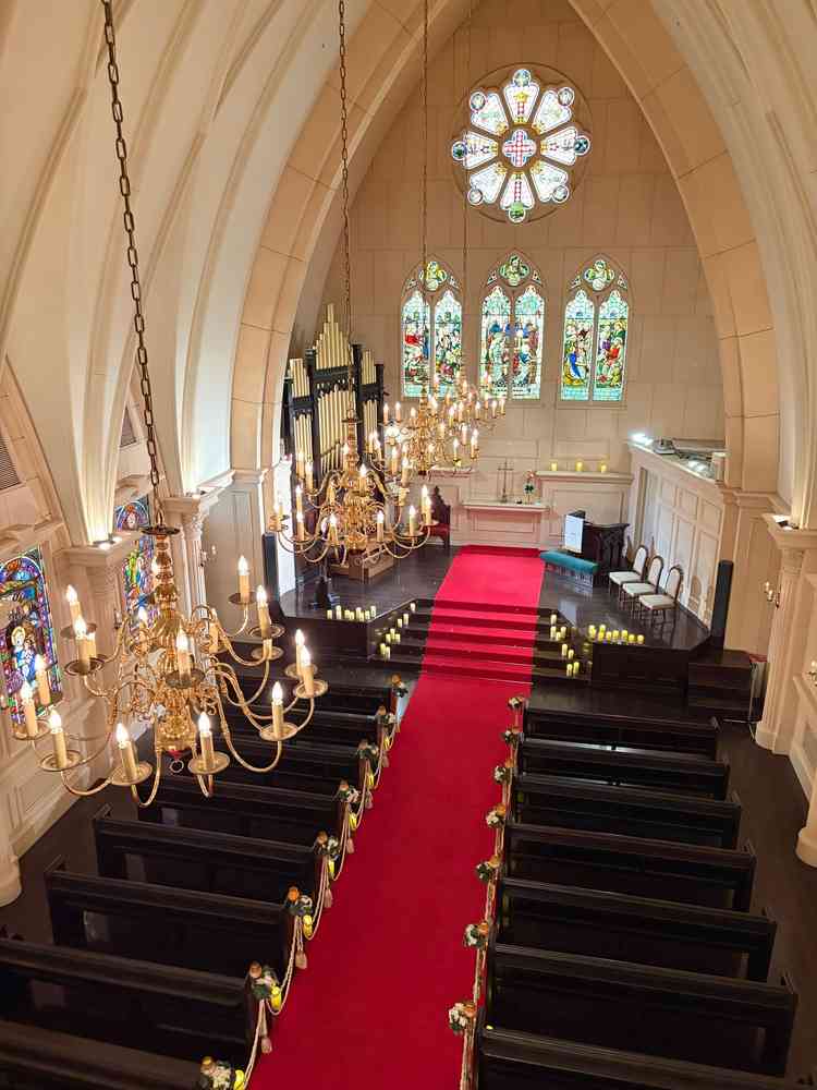 天井が高く、音がかなり綺麗に反響する。ここでパイプオルガンや聖歌隊を聴いたら、絶対に感動する