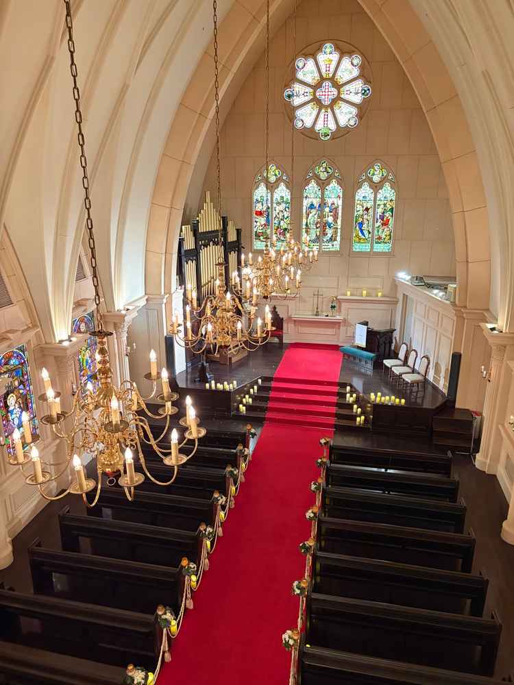 天井が高く、音がかなり綺麗に反響する。ここでパイプオルガンや聖歌隊を聴いたら、絶対に感動する