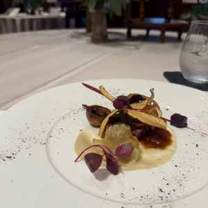 地元の食材を使用した料理は名前も見た目も楽しませてくれた。