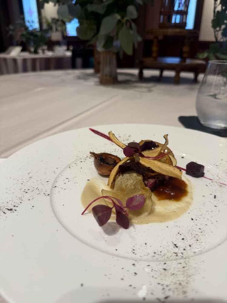 地元の食材を使用した料理は名前も見た目も楽しませてくれた。