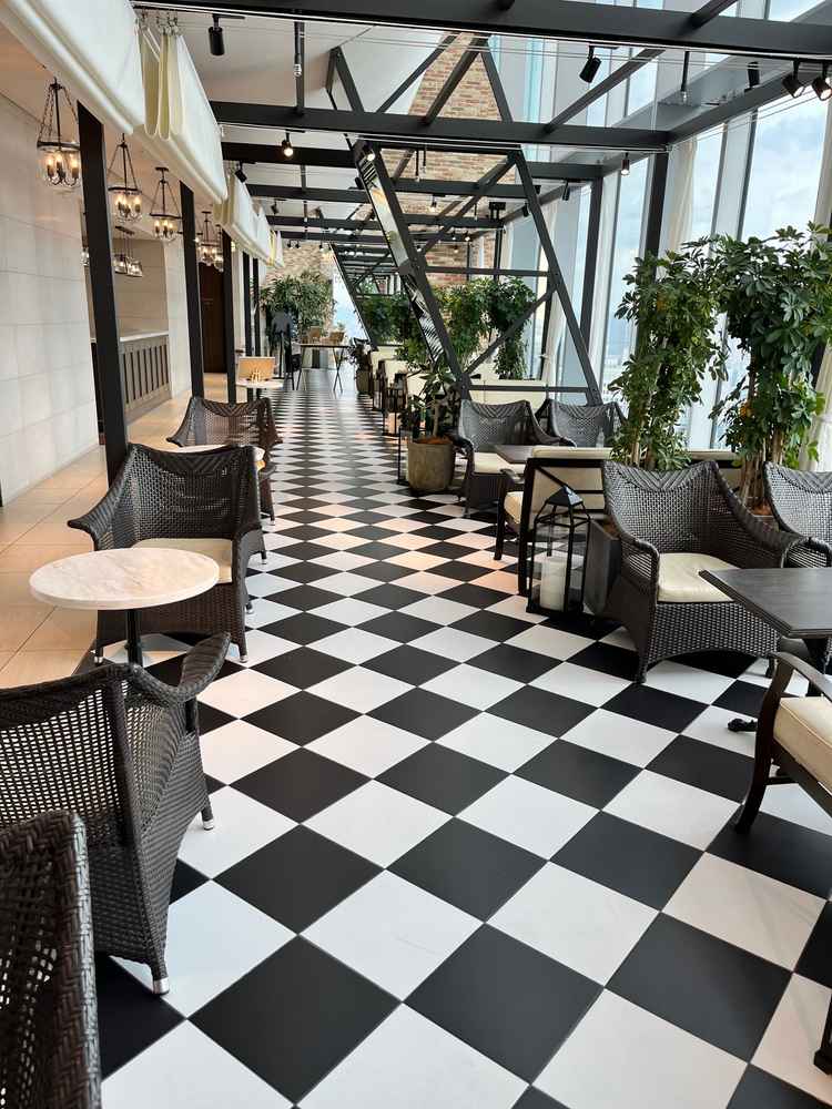 床が印象的でとにかくおしゃれなウェイティングルームです。