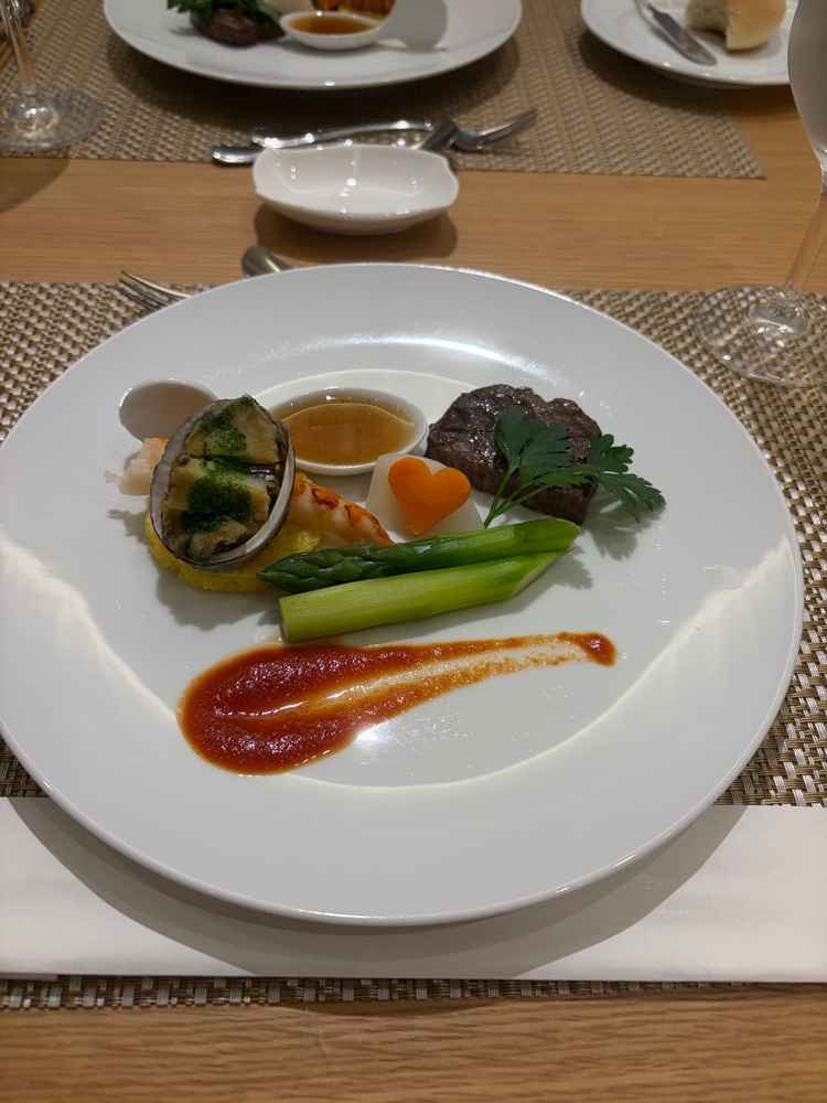 メイン。海老と牛肉は絶品でした。