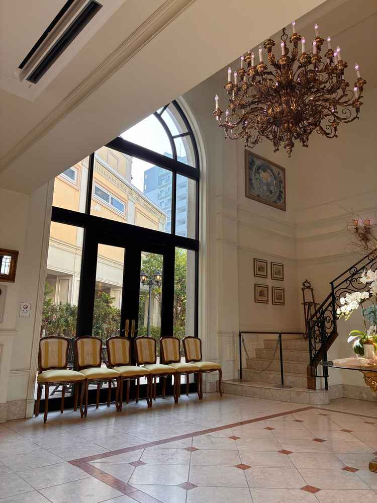 ロビー　シャンデリア