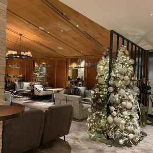 ゲストの待合室です。生のピアノ演奏があり、リクエストに応えて演奏してくれる点も魅力的でした。