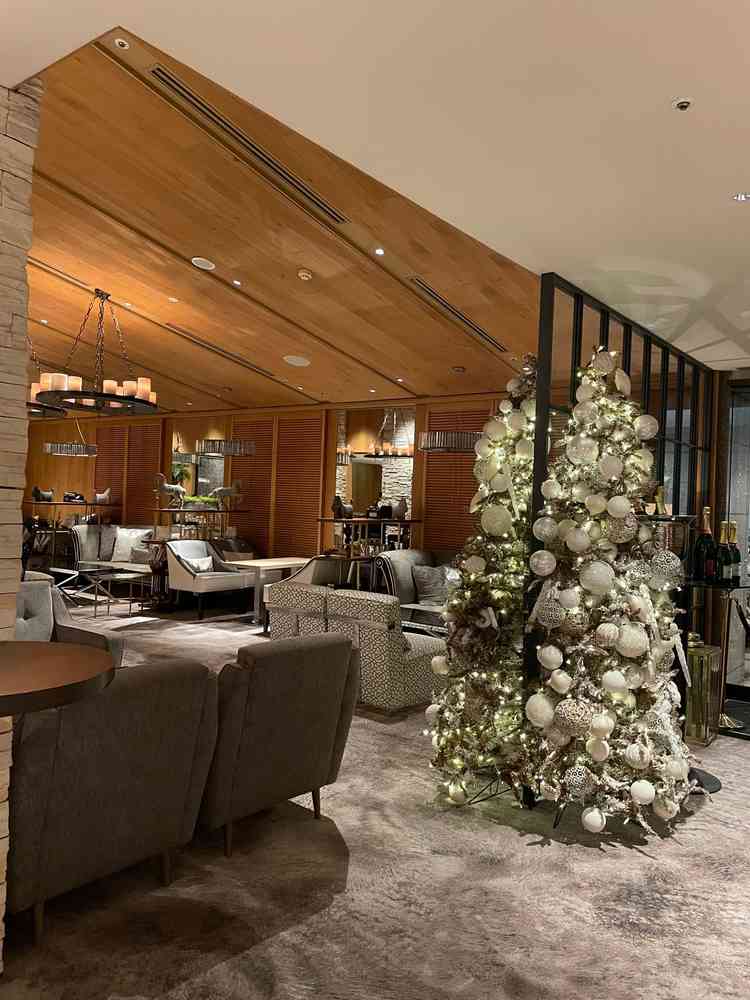 ゲストの待合室です。生のピアノ演奏があり、リクエストに応えて演奏してくれる点も魅力的でした。