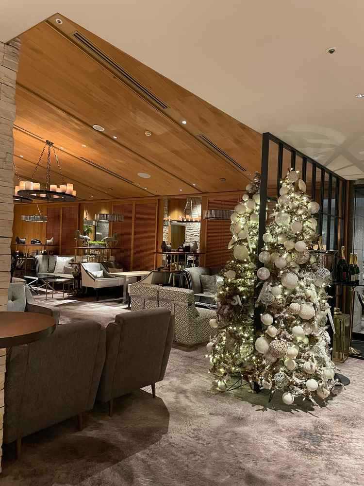 ゲストの待合室です。生のピアノ演奏があり、リクエストに応えて演奏してくれる点も魅力的でした。