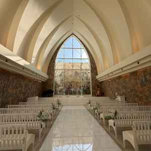 天井が高く、光が差し込む明るいチャペルで開放感がありました。景色もきれいで、特別な一日を演出できそう