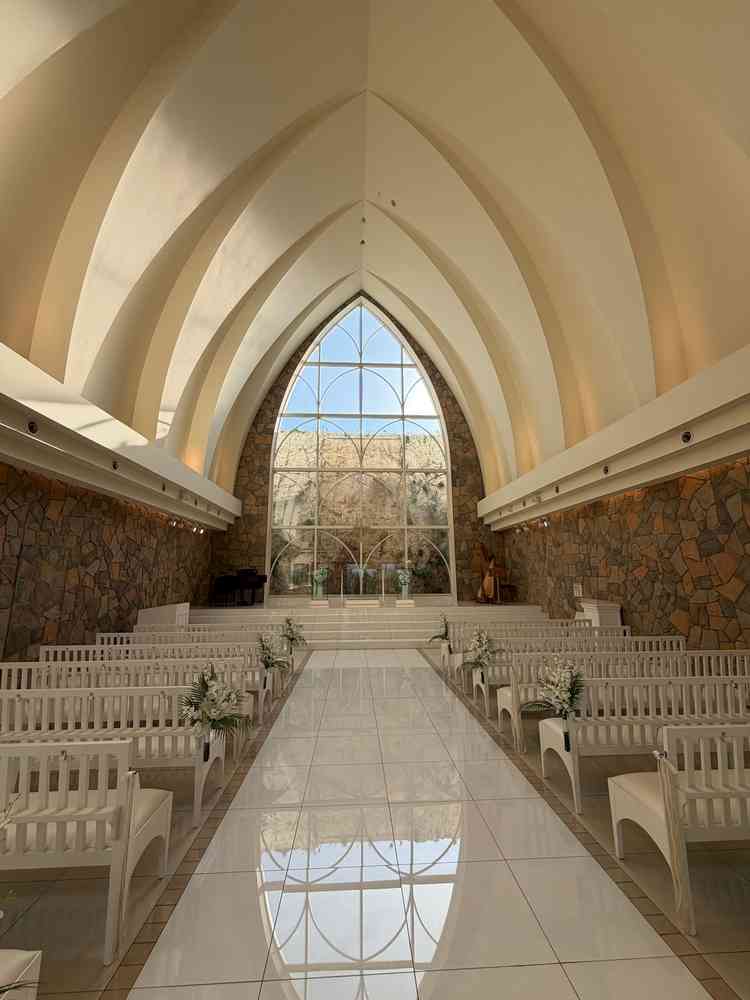 天井が高く、光が差し込む明るいチャペルで開放感がありました。景色もきれいで、特別な一日を演出できそう