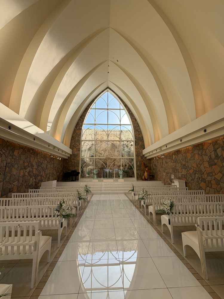 天井が高く、光が差し込む明るいチャペルで開放感がありました。景色もきれいで、特別な一日を演出できそう