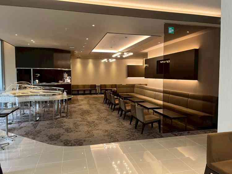 ゲストの待合室は広々。ピアノあり。