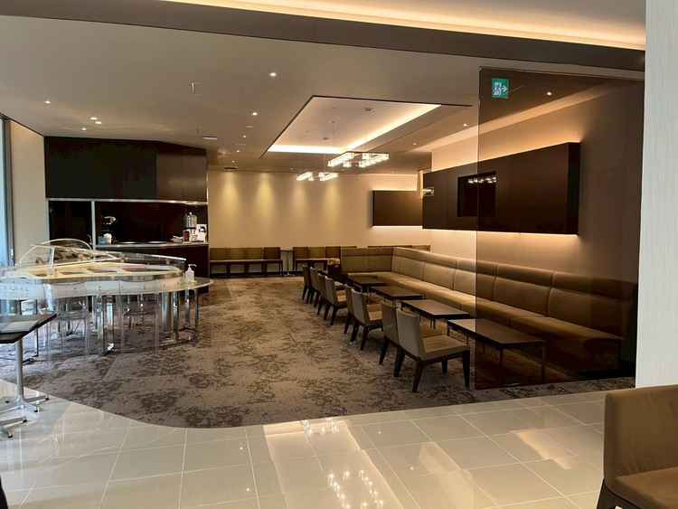 ゲストの待合室は広々。ピアノあり。