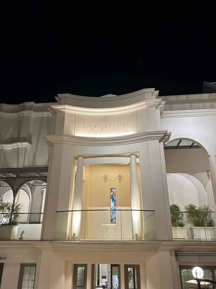 ライトアップされ素敵な夜のチャペル外観写真です。