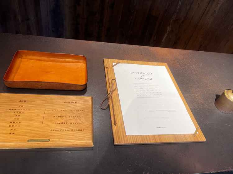 木でできた式次第やレザーのリングピローなど細かなこだわりを感じました