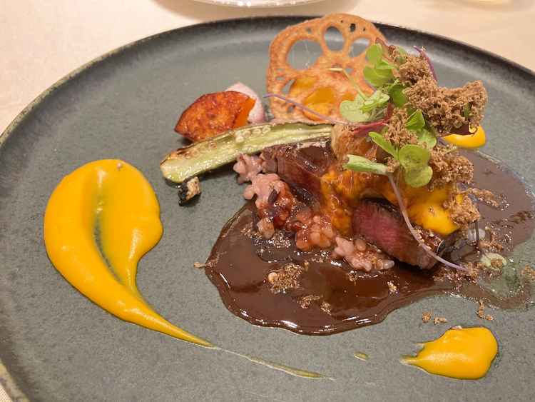 試食会のメイン料理。トリュフが乗ったフォアグラのロッシーニは高級感も満載。