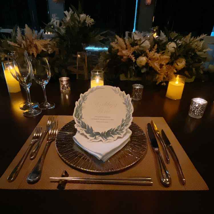 披露宴会場の新婦席です。昼でも夜のようにランタンを灯して少し変わった雰囲気を演出できます。