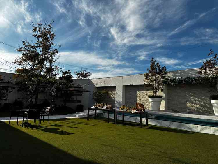 チャペル、披露宴会場につながっているガーデン。建物が見えないので、非日常空間が味わえる。