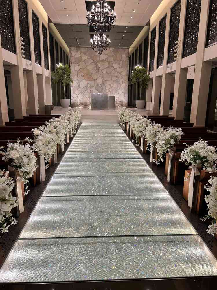 チャペルは想像以上に綺麗だった。床がキラキラ光るタイルになっていて、他にはない幻想感があった。