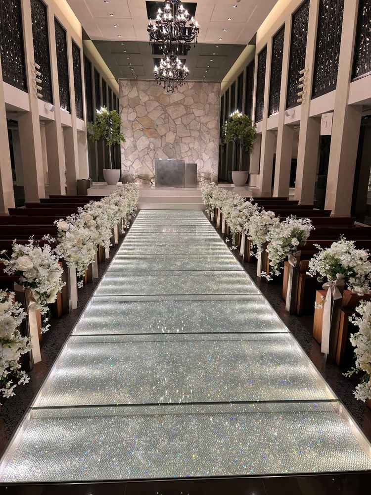 チャペルは想像以上に綺麗だった。床がキラキラ光るタイルになっていて、他にはない幻想感があった。