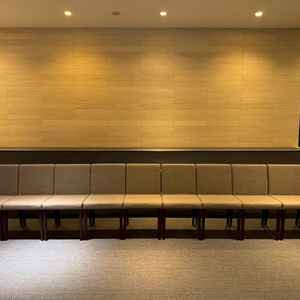 集合写真用の長椅子、こういうスポットがあるの嬉しい