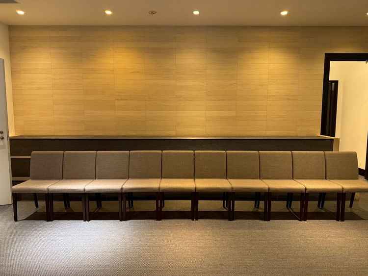 集合写真用の長椅子、こういうスポットがあるの嬉しい