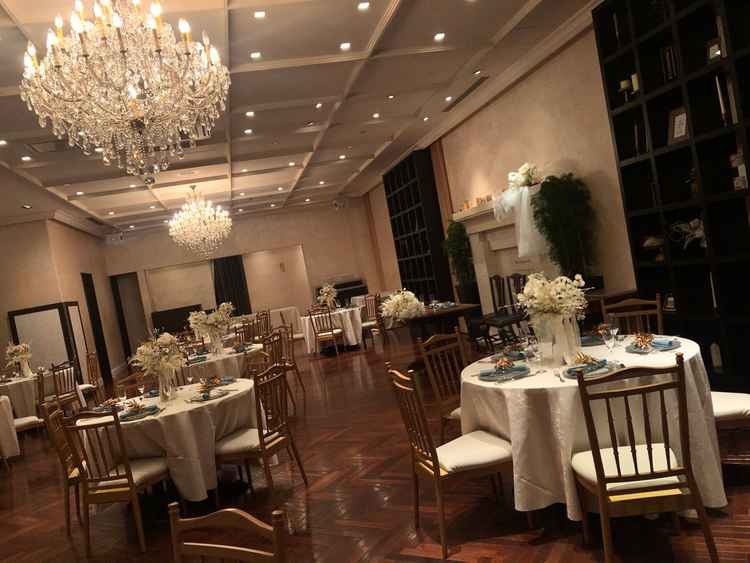 披露宴会場は木目調の床や豪華なシャンデリアでとても可愛いかった。