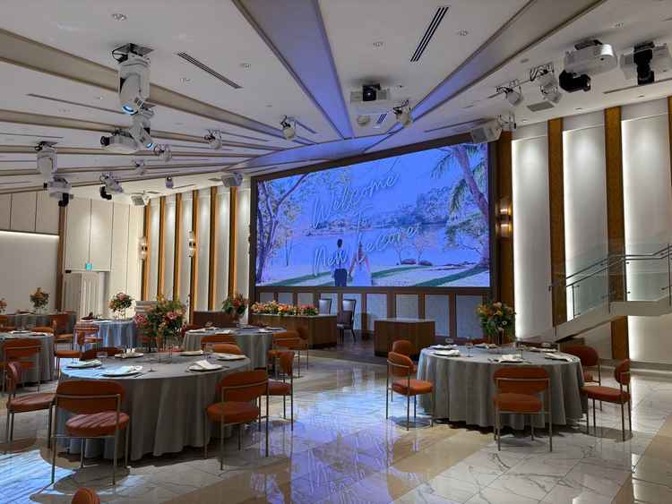 披露宴会場はとても広くたくさんのプロジェクターがあり凄いと思った。