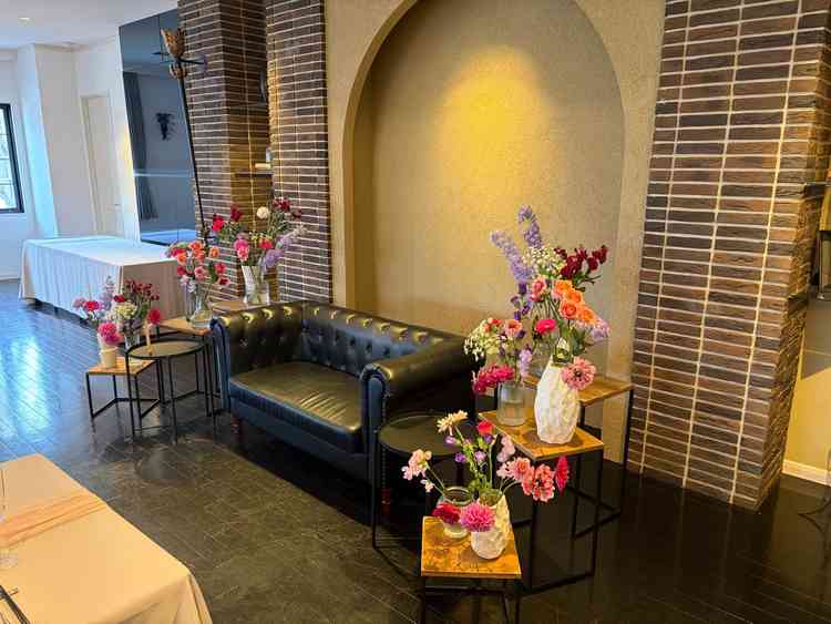 ソファ席の雰囲気が非常に良かった。花も自分たちで選べるところに魅力を感じた。