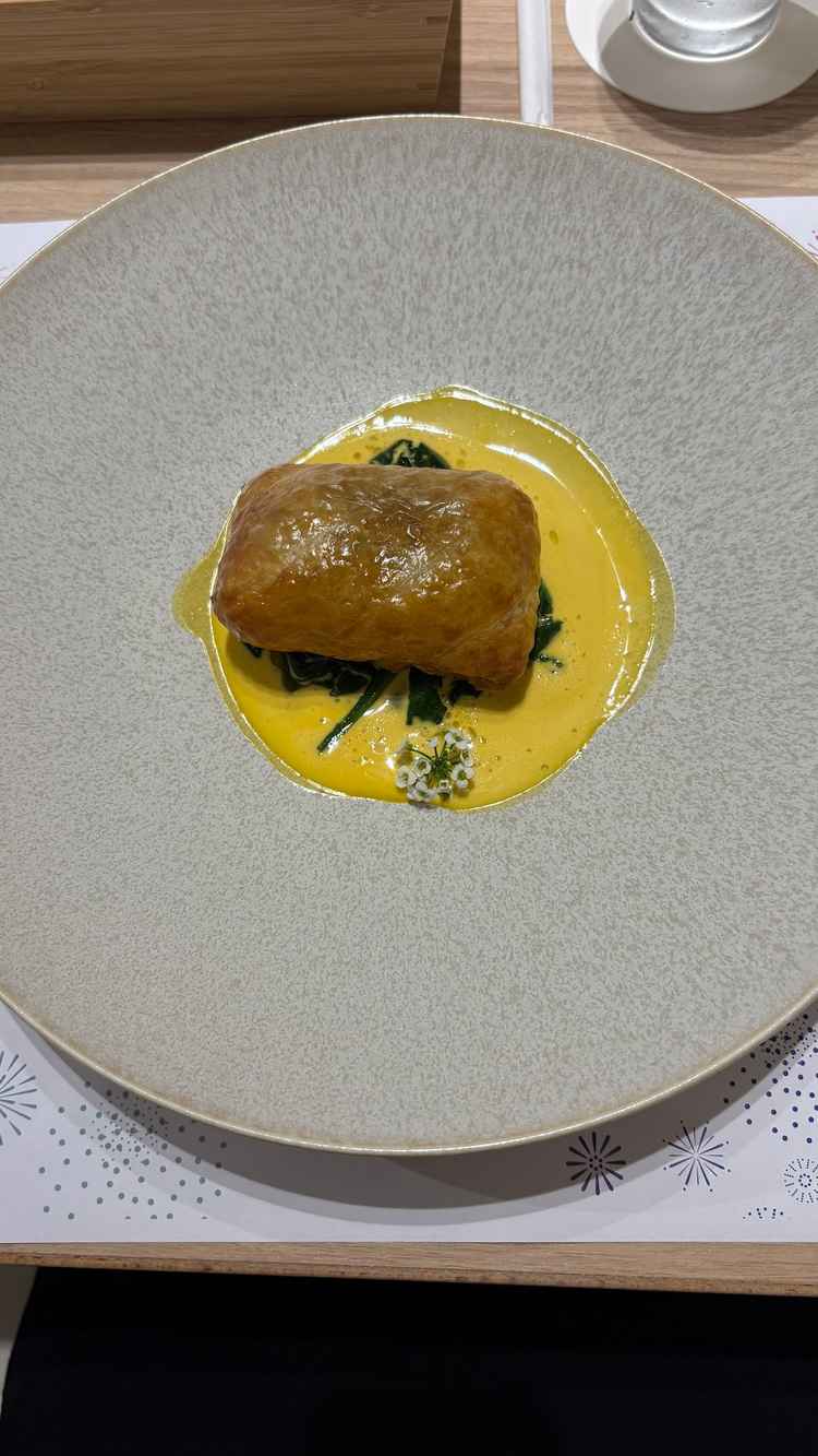 試食でいただいた、ヒラメのパイ生地包みのウニと白ワインソース和え