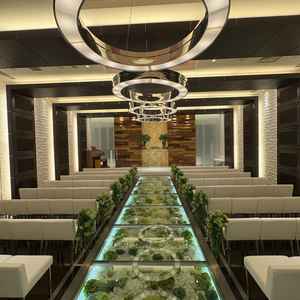 もう一つのチャペルも広さや高さがちょうど良い。足元が花になっているのもお花畑みたいで素敵。