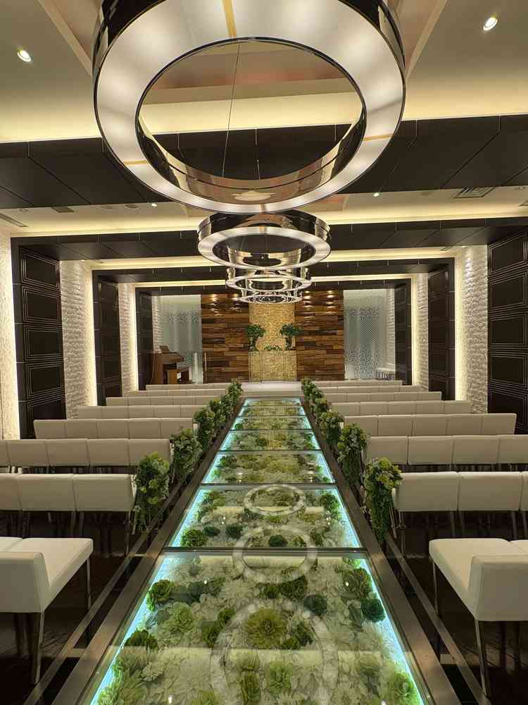 もう一つのチャペルも広さや高さがちょうど良い。足元が花になっているのもお花畑みたいで素敵。