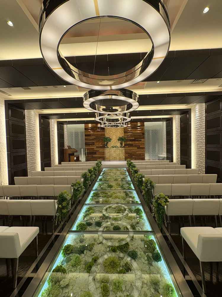 もう一つのチャペルも広さや高さがちょうど良い。足元が花になっているのもお花畑みたいで素敵。