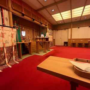 館内神殿の新婦の親族の座席からの見え方。全体的に赤い色味のため、白無垢が映えそう。