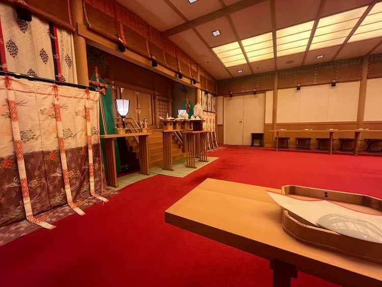 館内神殿の新婦の親族の座席からの見え方。全体的に赤い色味のため、白無垢が映えそう。