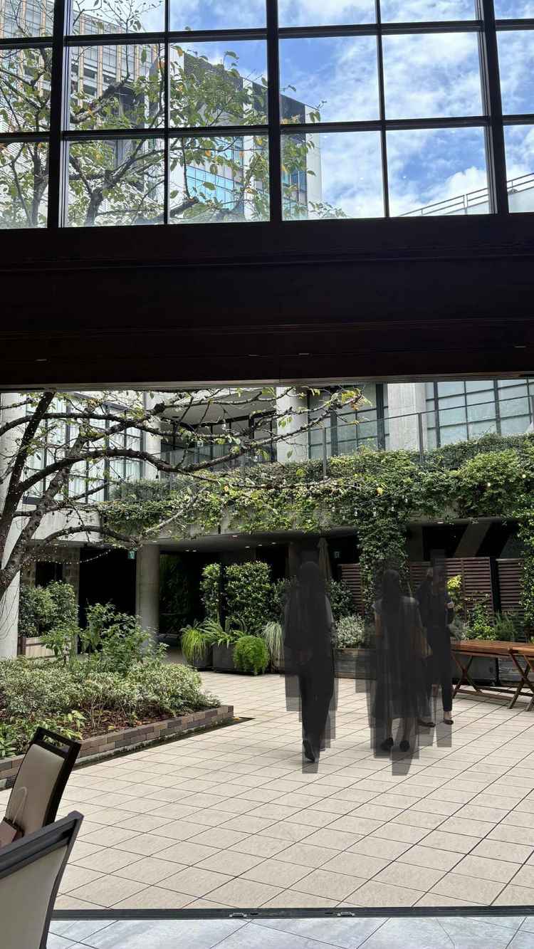 １Fの披露宴会場から見た中庭。シームレスにつながっており好印象。