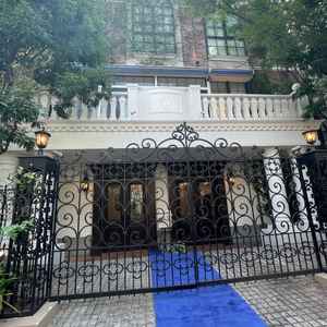 建物の外観がヨーロッパ風で黒い門扉とブルーの絨毯の色合いが素敵でした。