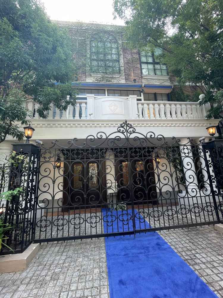 建物の外観がヨーロッパ風で黒い門扉とブルーの絨毯の色合いが素敵でした。