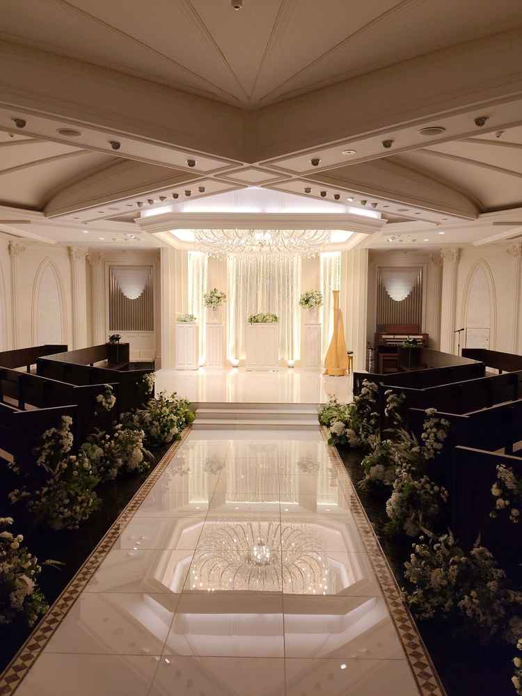 チャペルは白基調として広く明るい空間でした。