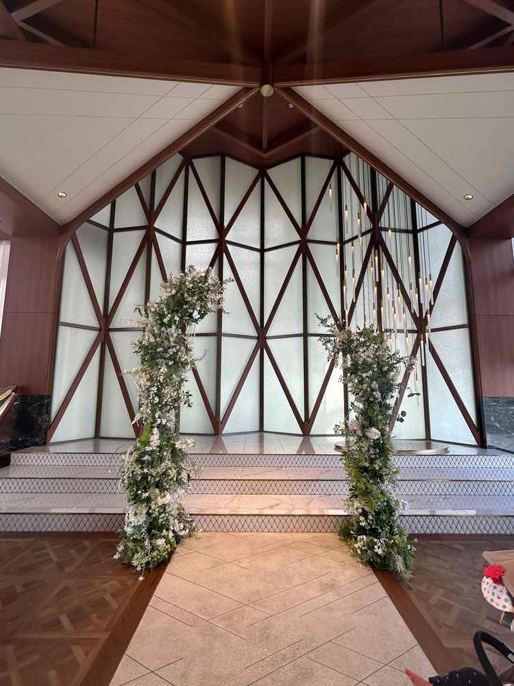 写真で見たチャペルの明るさや洗練された空間に惹かれ、上品で落ち着いた大人っぽい式場という印象でした。