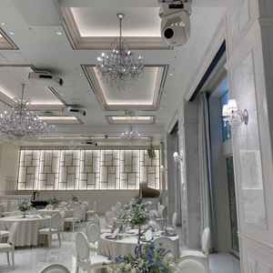 パリ会場は上品でクラシカルな雰囲気があり、柔らかい色味がとても可愛らしい空間でした。