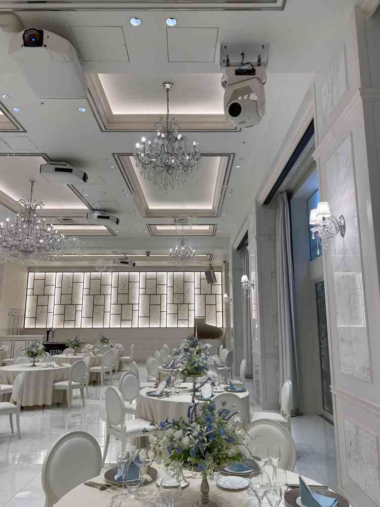 パリ会場は上品でクラシカルな雰囲気があり、柔らかい色味がとても可愛らしい空間でした。