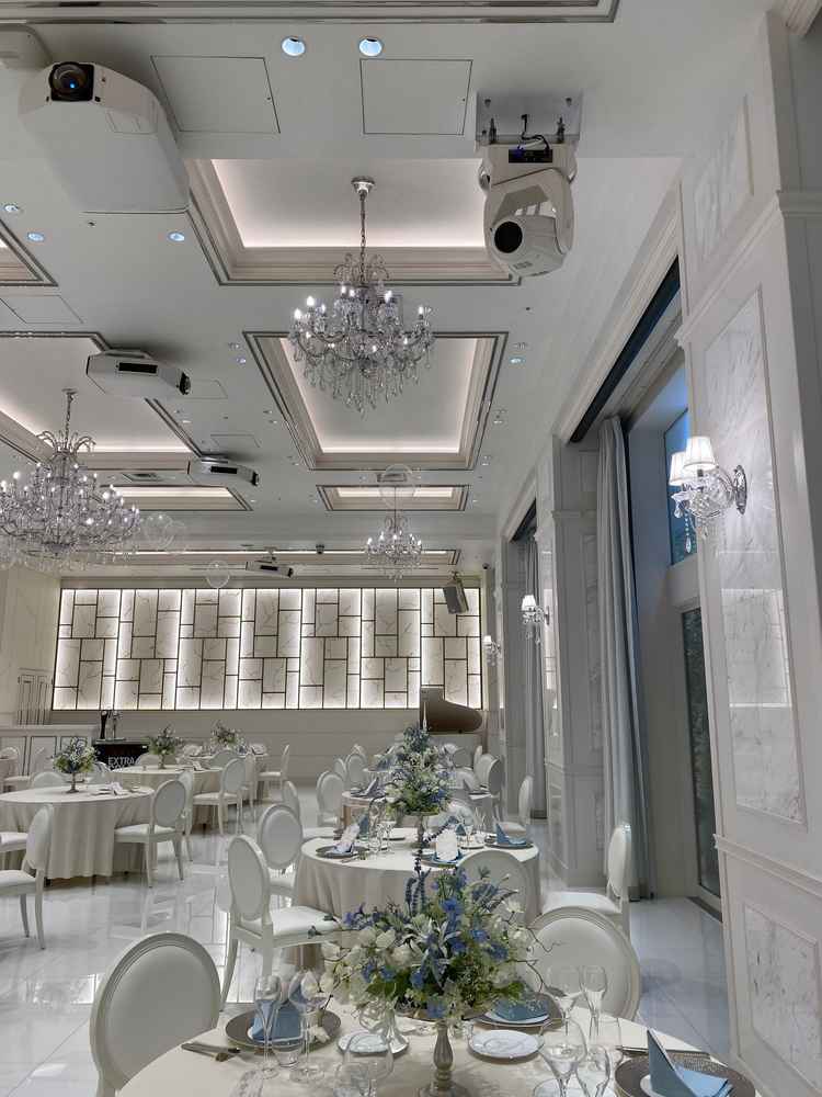 パリ会場は上品でクラシカルな雰囲気があり、柔らかい色味がとても可愛らしい空間でした。