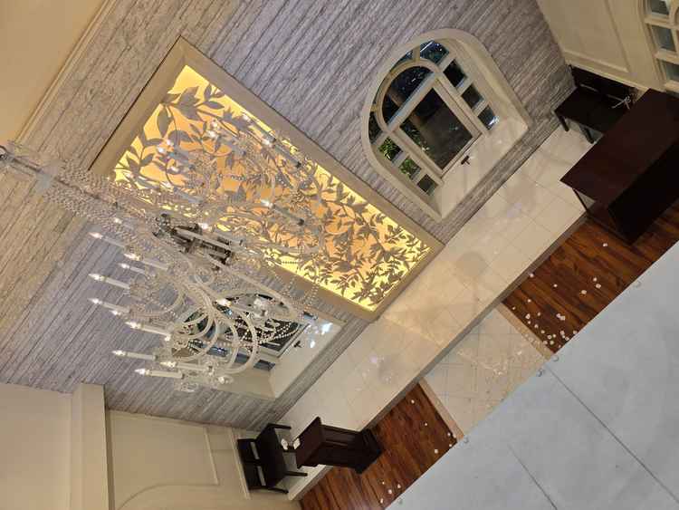 チャペルを上から見下ろした所。チャペルの奥の方が上の階から見下ろせる仕様となっていた。