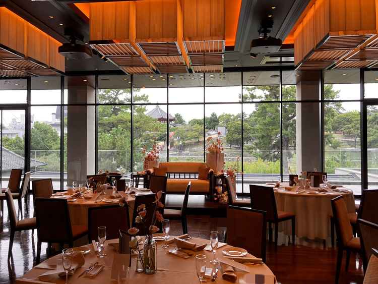 一つ目の披露宴会場です。こちらはベージュ系の色彩で纏めておられ、落ち着いた雰囲気のある空間でした。