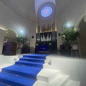 チャペルは白を基調としていますが、ブルーのバージンロードがマッチしていていてすごく綺麗でした。