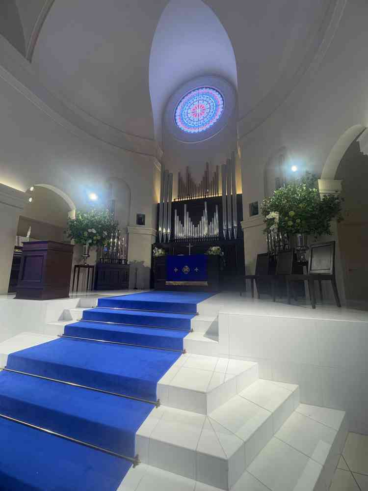 チャペルは白を基調としていますが、ブルーのバージンロードがマッチしていていてすごく綺麗でした。