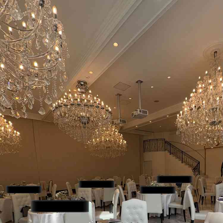 たくさんのシャンデリアがあり、どこから撮っても映り混むのが強みだそうです。